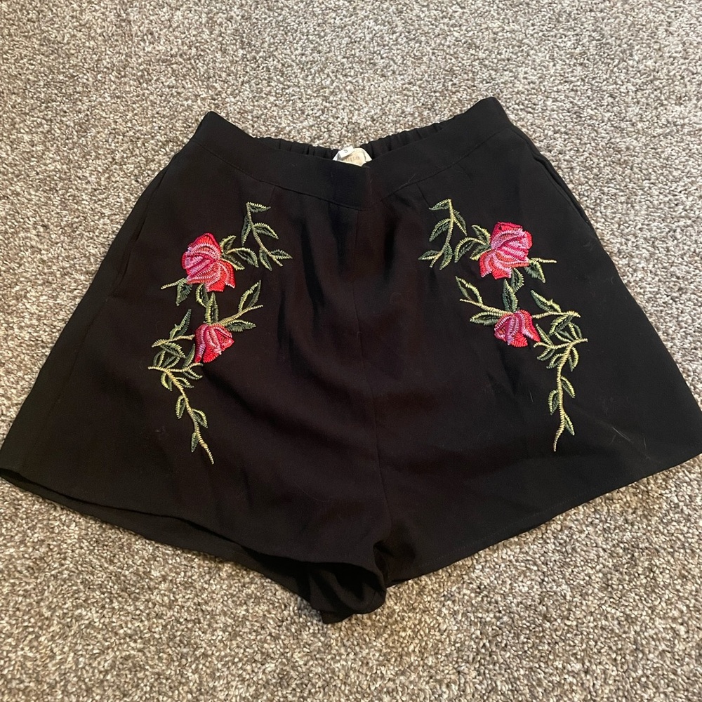 Floral Embroidered Black Women's Shorts